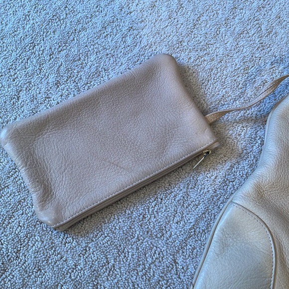 Crossbody bag crème leather with attached zippered pouch inside

DIAMICCI. Brand - Picture 3 of 5